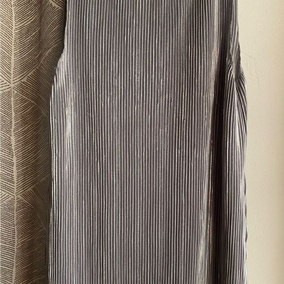 Reformation Gray Metallic Silver Top Pleated Round Neck Sleeveless Sz Médium - Picture 9 of 9